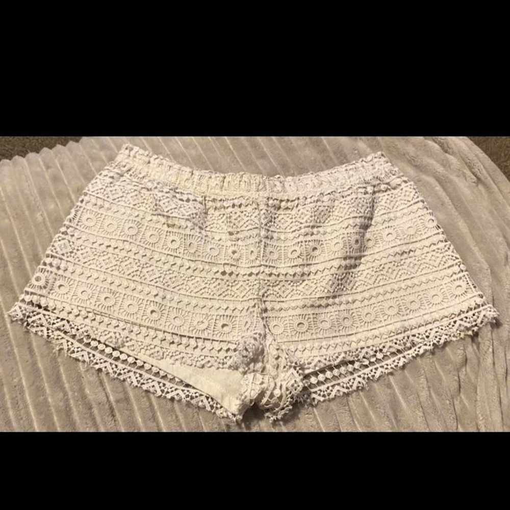 ✨ H&M White Patterned Trim Shorts ✨